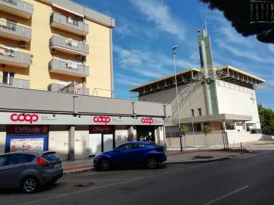 ...ma al posto della baresissima insegna dei Tarantini mostrano una sigla di color rosso, quella della �Coop�